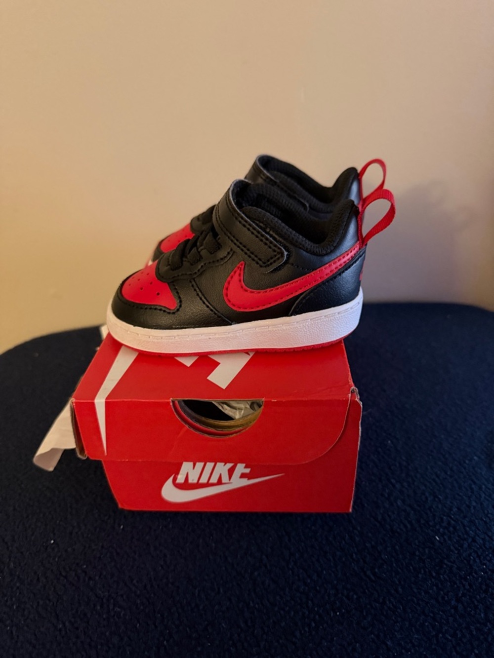 Nike Kids Black and Red Low-Top Sneakers with Hook-and-Loop Strap - Picture 5 of 6
